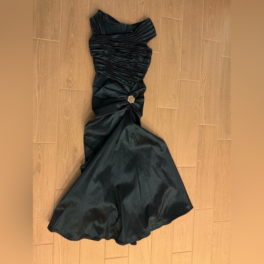 TADASHI SHOJI Iridescent Teal Ruched Formal Gown With Brooch Accent Size 8P - Picture 3 of 9